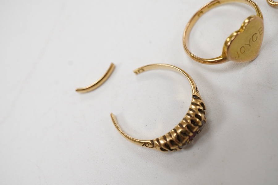 A pair of 14k yellow metal and gem set heart shaped ear clips, 12mm, a yellow metal heart shaped ring engraved 'Joyce' and a damaged Edwardian 18ct gold and gem set ring.